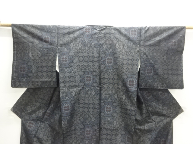  花古典柄模様織り出し本場泥大島紬着物